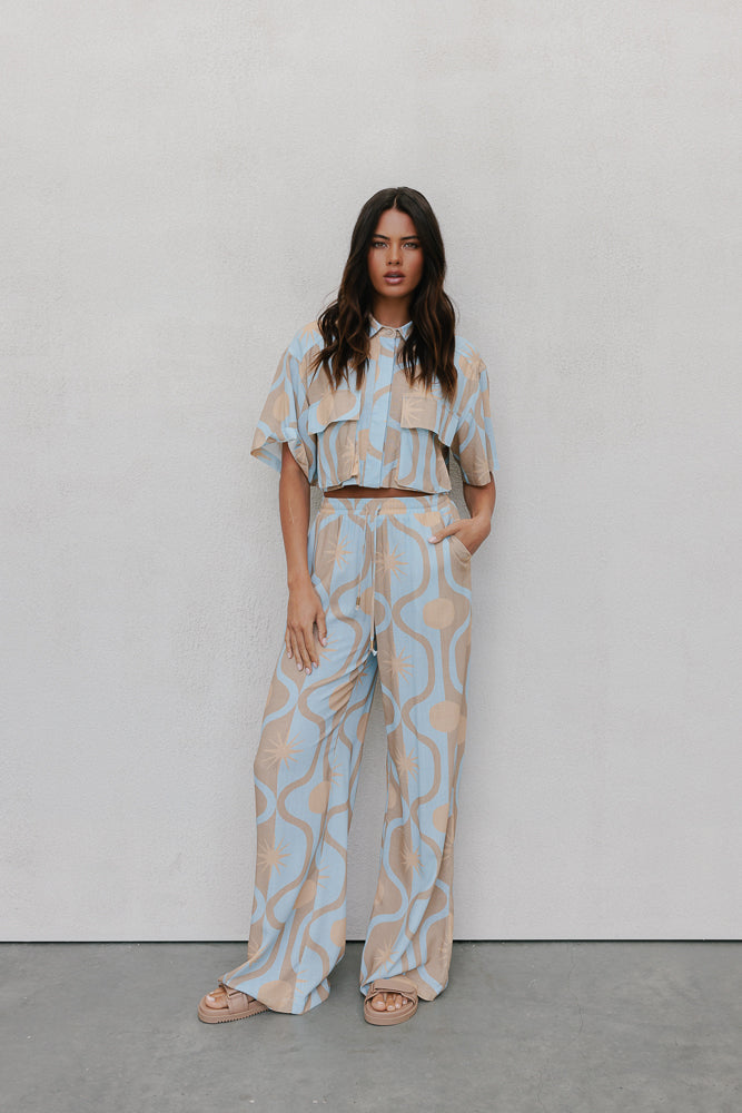 Esimio Cropped Shirt - Blue/Tan Sun Print