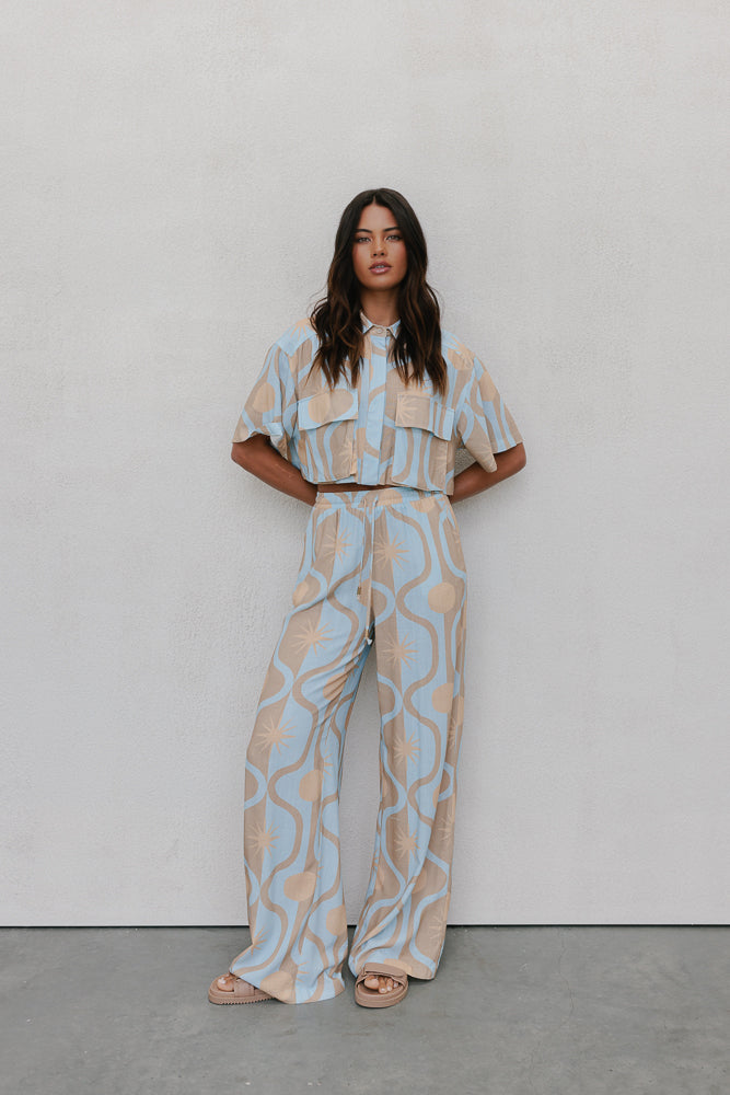 Esimio Cropped Shirt - Blue/Tan Sun Print