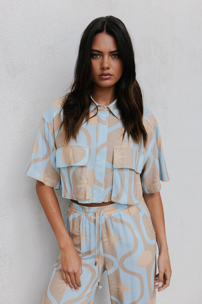 Esimio Cropped Shirt - Blue/Tan Sun Print