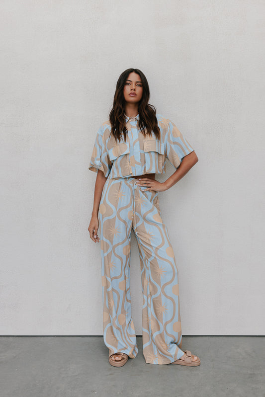 Esimio Cropped Shirt - Blue/Tan Sun Print